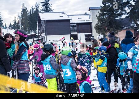 Paltinis Arena Platos, Roumanie - 11 Janvier 2020. Beaucoup de gens sur une piste de montagne à la station de ski de Paltinis Arena Platos. Paltinis Arena Platos Est Banque D'Images