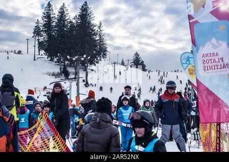 Paltinis Arena Platos, Roumanie - 11 Janvier 2020. Beaucoup de gens sur une piste de montagne à la station de ski de Paltinis Arena Platos. Paltinis Arena Platos Est Banque D'Images