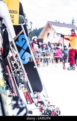 Paltinis Arena Platos, Roumanie - 11 Janvier 2020. Beaucoup de gens sur une piste de montagne à la station de ski de Paltinis Arena Platos. Paltinis Arena Platos Est Banque D'Images