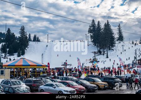 Paltinis Arena Platos, Roumanie - 11 Janvier 2020. Beaucoup de gens sur une piste de montagne à la station de ski de Paltinis Arena Platos. Paltinis Arena Platos Est Banque D'Images