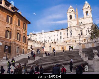 Les Marches espagnoles avec menant à la Piazza Trinità dei Monti à Rome, Italie. L'escalier monumental de 135 marches a été construit au début du XVIIIe siècle. Banque D'Images