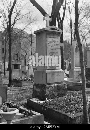 Carl Spitzweg Tombstone sur la tombe de la famille Spitzweg à Munich Annotation: Carl Spitzweg (1808-1885) était un peintre et poète romantique Date: Mars 1935 lieu: Allemagne, Munich mots clés: Cimetières, tombes Banque D'Images