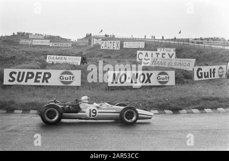 Grand Prix 68 Zandvoort. Joachim Bonnier. Plusieurs panneaux d'affichage Annotation: Dans le pli Tarzan? Date : 23 Juin 1968 Lieu : Zandvoort Mots Clés : Motorsport Nom Personnel : Bonnier, Joachim Banque D'Images