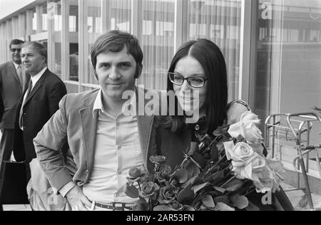 Chanteuse grecque française Nana Mouskouri avec son mari George Petsilas à Schiphol Nana Mouskouri Date: 30 mai 1969 mots clés: Chanteurs Nom personnel: Mouskouri, Nana Banque D'Images