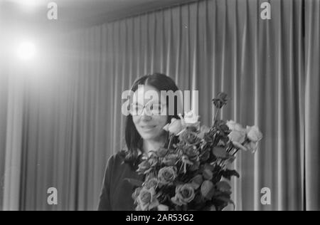 Chanteuse grecque française Nana Mouskouri avec son mari George Petsilas à Schiphol Nana Mouskouri Date: 30 mai 1969 mots clés: Chanteurs Nom personnel: Mouskouri, Nana Banque D'Images
