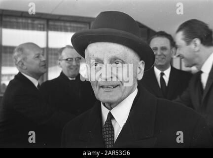 Le Ministre Grec Des Affaires Étrangères Pipinelis À L'Aéroport De Schiphol. Ministre Pipinelis Date : 16 Avril 1968 Lieu : Noord-Holland, Schiphol Mots Clés : Ministres Nom Personnel : Pipinelis, P. Banque D'Images