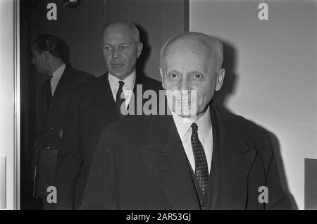 Pipinelis, ministre grec des Affaires étrangères à Schiphol, h. van Tiel Couvels, protocolar principal des Affaires étrangères Date : 16 avril 1968 lieu : Noord-Holland, Schiphol mots clés : ministre Nom personnel : Pipinelis, P. Banque D'Images