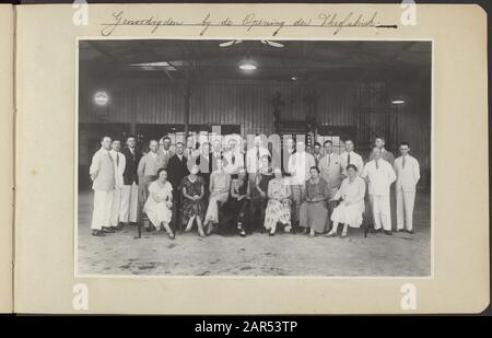 Album photo Deli Maatschappij: Entreprises Boekit Malintang/Aer Poetih photo de groupe des invités à l'ouverture de l'usine de thé de la société Boekit Malintang: Inscription: Invités à l'ouverture der Theefabriek Date: 1931 Banque D'Images