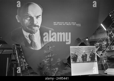 Exposition commerciale russe à la RAI d'Amsterdam Grande photo de Vladimir Lenin; outre sa déclaration, la préservation de la paix nous est la plus importante Date: 24 mai 1972 lieu: Amsterdam, Hollande-du-Nord mots clés: Affiches, échanges, économie, commerce, relations internationales, portraits Nom personnel: Lenin Nom de l'institution: RAI Banque D'Images