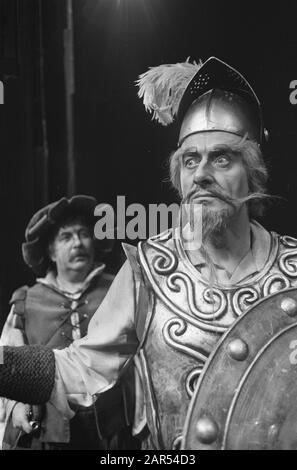 Répétition en costume de l'homme de la Mancha Guus Hermus (à droite) comme Don Quichotte, Lex Goudsmit comme Sancho Panza Date: 19 décembre 1968 mots clés: Répétitions Nom personnel: Goldsmith, Lex, Hermus, Guus Banque D'Images