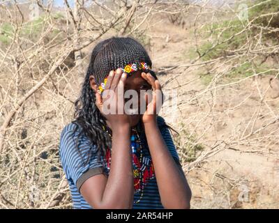 Portrait d'une jolie fille Afar, région d'Afar, Ethiopie. Les ancêtres des Afar ont installé des terres agricoles dans les hautes terres éthiopiennes un peu avant l'A1000 Banque D'Images