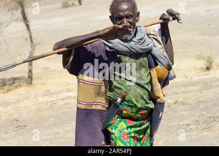 Berger éthiopien marchant dans le paysage d'Afar, Ethiopie. Les ancêtres de l'Afar ont installé des terres agricoles dans les hautes terres éthiopiennes un peu avant AD Banque D'Images
