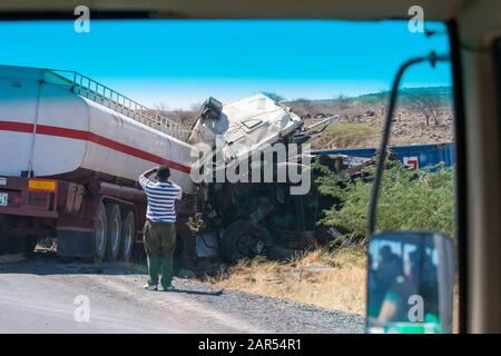 Accident de route sur route nationale dans la région d'Afar, Ethiopie. Banque D'Images