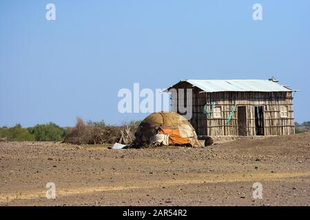 Vue sur le camp de tentes Afar nomad, région d'Afar, Ethiopie. Les ancêtres des Afar ont installé des terres agricoles dans les hautes terres éthiopiennes un peu avant l'A1000 Banque D'Images