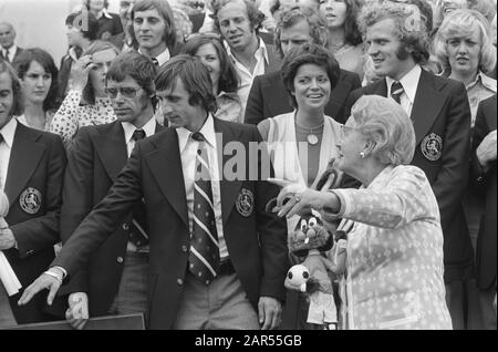 Queen Juliana reçoit l'équipe néerlandaise sa Majesté reçoit l'équipe néerlandaise, v.l.n.n. Johan Cruyf et Reine Juliana Date : 8 juillet 1974 mots clés : elves, reines, reçus, sports, footballeurs Nom personnel : Cruijff, Johan, Juliana (Reine Pays-Bas) Banque D'Images