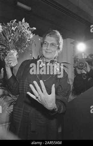 Harriet Freezerring décerné à Antoinette van Pinxteren (sœur Francesco) à Amsterdam Date: 12 décembre 1986 lieu: Amsterdam, Noord-Holland mots clés: Prix Nom personnel: Antoinette van Pinxteren Banque D'Images