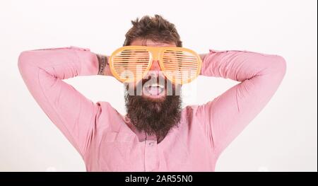 Homme barbu gars porter des lunettes de soleil à forte persienne géante. Lunettes de soleil attribut de vacances et accessoire élégant. Lunettes de soleil lunettes de soleil accessoire d'été. Hipster porter des lunettes de soleil extrêmement grandes. Banque D'Images