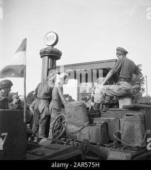 Patrouille de 10 jours par le 4ème Bataillon de la Garde Regiment Princess Irene Brigade Le 4ème Bataillon du Princess Irene Regiment a tenu une patrouille de plusieurs jours avec des porteurs de gingembre par l'Oosthoek de Java. À une station-service de la NIPB Date: 9 juin 1948 lieu: Indonésie, Antilles néerlandaises de l'est Banque D'Images