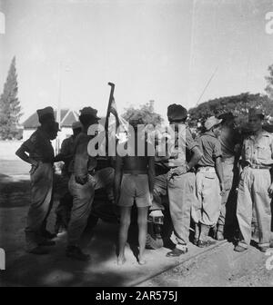 Patrouille de 10 jours par le 4ème Bataillon de la Garde Regiment Princess Irene Brigade Le 4ème Bataillon du Princess Irene Regiment a tenu une patrouille de plusieurs jours avec des porteurs de gingembre par l'Oosthoek de Java. Durant Une Pause Date: 9 Juin 1948 Lieu: Indonésie, Antilles Néerlandaises De L'Est Banque D'Images