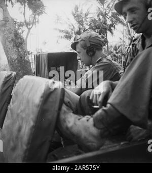 Patrouille de 10 jours par le 4ème Bataillon de la Garde Regiment Princess Irene Brigade Le 4ème Bataillon du Princess Irene Regiment a tenu une patrouille de plusieurs jours avec des porteurs de gingembre par l'Oosthoek de Java. Radiotelefonist Date : 9 Juin 1948 Lieu : Indonésie, Antilles Néerlandaises De L'Est Banque D'Images