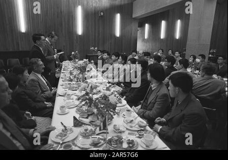 Étudiants chinois à l'Université technique de Delft L'entreprise au déjeuner Date: 27 février 1979 lieu: Delft, South-Holland mots clés: College, déjeuners, Etudiants Banque D'Images