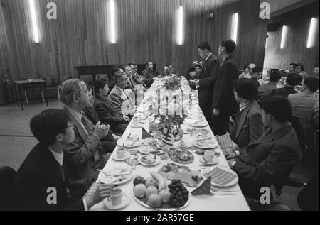 Étudiants chinois à l'Université technique de Delft L'entreprise au déjeuner Date: 27 février 1979 lieu: Delft, South-Holland mots clés: Collèges, déjeuners, étudiants Banque D'Images