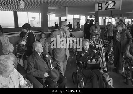 L'humoriste Max Tailleur voyage en Autriche avec quatre-vingt-quatre patients atteints de polyarthrite rhumatoïde L'entreprise avant le départ à Schiphol Date: 13 juin 1972 lieu: Noord-Holland, Schiphol mots clés: Cabaretiers, installations pour personnes handicapées, rhumatisme, fauteuils roulants Nom du personnage: Tailleur, Max Banque D'Images