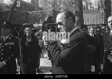 Roi et reine du Népal en visite d'État aux Pays-Bas le couple népalais, le roi Mahendra et la reine Ratna, en visite d'État aux Pays-Bas. Ici, ils visitent le Keukenhof à Lisse avec la Reine Juliana, le Prince Bernhard, la Princesse Margriet et la Princesse Christina. Au premier plan Prince Bernhard filming Date: 27 avril 1967 lieu: Keukenhof, Lisse, Zuid-Holland mots clés: Équipement de cinéma, princes, visites d'État, expositions Nom personnel: Bernhard (prince Pays-Bas) Nom de l'institution: Keukenhof Banque D'Images