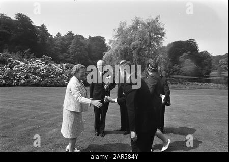Sa Majesté reçoit un tonneau de nouveau hareng au Palais Soestdijk Le tonneau est présenté à la Reine Juliana Date: 14 juin 1969 mots clés: Hareng, reines, reçus Nom personnel: Juliana, Queen Nom de l'institution: Paleis Soestdijk Banque D'Images