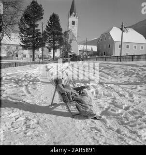 L'hiver au Tyrol Hilde Eschen prend des bains de soleil dans la neige Date: Janvier 1960 lieu: Autriche, Sistrans, Tyrol mots clés: Montagnes, villages, neige, vacances, hiver Nom personnel: Eschen, Hilde Banque D'Images