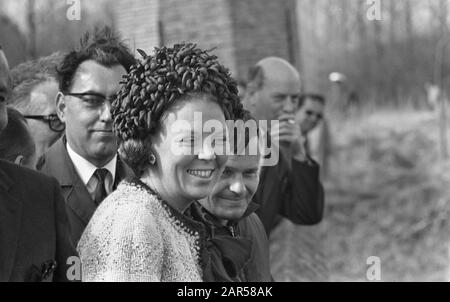 HKH pr. Beatrix et Pr. Visitez Claus Zeeland Princess Beatrix et Prince Claus, titre Date : 18 avril 1969 lieu : Zeeland mots clés : têtes, visites Nom personnel : Beatrix, princesse, Claus, prince Banque D'Images