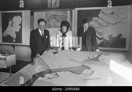 HKH pr. Beatrix et Pr. Visitez Claus Zeeland Princess Beatrix et Prince Claus, titre Date : 18 avril 1969 lieu : Zeeland mots clés : visites, modèles Nom De La Personne : Beatrix, princesse, Claus, prince Banque D'Images