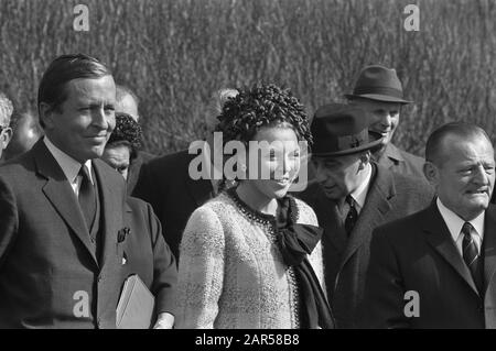 HKH pr. Beatrix et Pr. Visitez Claus Zeeland Princess Beatrix et Prince Claus, titre Date : 18 avril 1969 lieu : Zeeland mots clés : têtes, visites Nom personnel : Beatrix, princesse, Claus, prince Banque D'Images