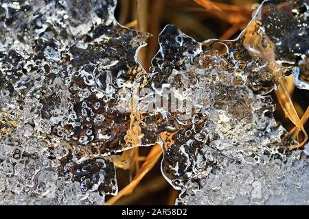 Gros plan de glace sur un ruisseau. Fond naturel d'hiver. Banque D'Images