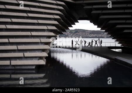 Le Scottish Dance Theatre fait une répétition impromptue en dehors du V&A Dundee, en présentant des extraits de la journée du processus par Sharon Eyal et Gai Behar avant leur Double Bill au Edinburgh Festival Theatre le mercredi 29 janvier 2020. Banque D'Images