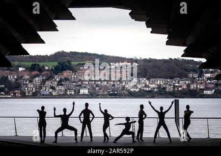 Le Scottish Dance Theatre fait une répétition impromptue en dehors du V&A Dundee, en présentant des extraits de la journée du processus par Sharon Eyal et Gai Behar avant leur Double Bill au Edinburgh Festival Theatre le mercredi 29 janvier 2020. Banque D'Images