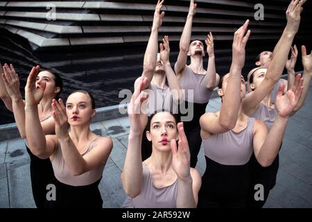 Le Scottish Dance Theatre fait une répétition impromptue en dehors du V&A Dundee, en présentant des extraits de la journée du processus par Sharon Eyal et Gai Behar avant leur Double Bill au Edinburgh Festival Theatre le mercredi 29 janvier 2020. Banque D'Images