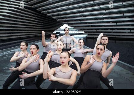 Le Scottish Dance Theatre fait une répétition impromptue en dehors du V&A Dundee, en présentant des extraits de la journée du processus par Sharon Eyal et Gai Behar avant leur Double Bill au Edinburgh Festival Theatre le mercredi 29 janvier 2020. Banque D'Images