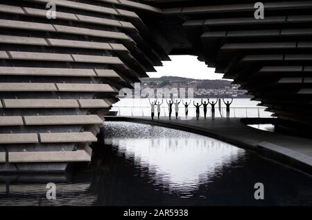 Le Scottish Dance Theatre fait une répétition impromptue en dehors du V&A Dundee, en présentant des extraits de la journée du processus par Sharon Eyal et Gai Behar avant leur Double Bill au Edinburgh Festival Theatre le mercredi 29 janvier 2020. Banque D'Images