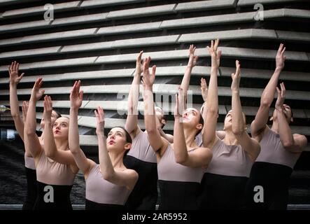 Le Scottish Dance Theatre fait une répétition impromptue en dehors du V&A Dundee, en présentant des extraits de la journée du processus par Sharon Eyal et Gai Behar avant leur Double Bill au Edinburgh Festival Theatre le mercredi 29 janvier 2020. Banque D'Images