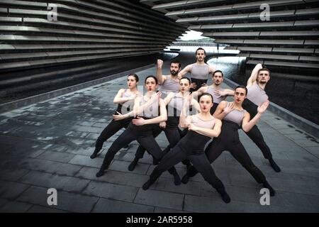 Le Scottish Dance Theatre fait une répétition impromptue en dehors du V&A Dundee, en présentant des extraits de la journée du processus par Sharon Eyal et Gai Behar avant leur Double Bill au Edinburgh Festival Theatre le mercredi 29 janvier 2020. Banque D'Images