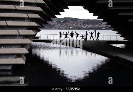 Le Scottish Dance Theatre fait une répétition impromptue en dehors du V&A Dundee, en présentant des extraits de la journée du processus par Sharon Eyal et Gai Behar avant leur Double Bill au Edinburgh Festival Theatre le mercredi 29 janvier 2020. Banque D'Images