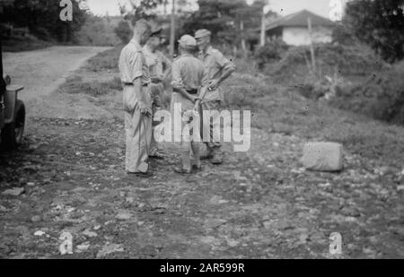 Visite de l'aumônier de l'armée en chef H.J.J.M. van Straelen à Semarang Chef Army almsman colonel A.J.J.M. van Straelen (au milieu) avec trois officiers, y compris un commandant sur le terrain Annotation: Voir la série de photos Romme à Surabaya Date: Mars 1947 lieu: Indonésie, Hollandais East Indies, Semarang Banque D'Images