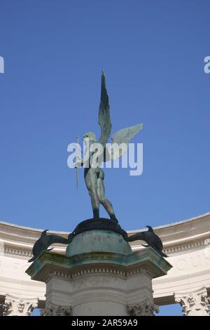 Statue représentant la victoire au centre du mémorial de guerre, Alexandra Gardens, Cardiff Civic Center, Cathays, Cardiff, Pays de Galles, Royaume-Uni Banque D'Images