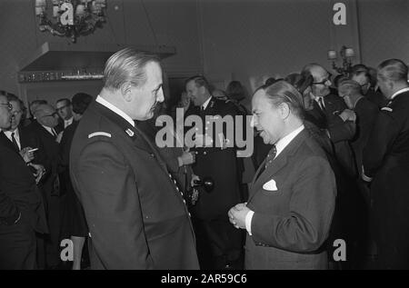 Tête brocante taalmoezenier dr. L. A. M. Goossens 25 ans prêtre, a quitté l'aumônier, Ministre de Jong Date: 15 mars 1967 mots clés: Anniversaires, prêtres Nom personnel: Dr L. A M. Goossens, Jong, Piet de Banque D'Images