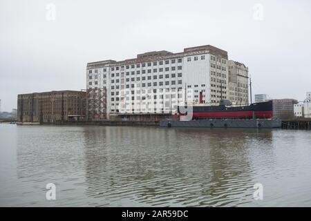 SS Robin et Millennium Mills, Rayleigh Road, Royal Docks, Silvertown, Londres E-16, Royaume-Uni Banque D'Images