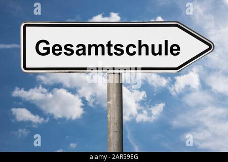 Photo détaillée d'un panneau avec l'inscription Gesamtschule (école complète) Banque D'Images