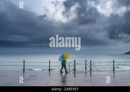 Penzance, Cornwall, Royaume-Uni. 26 janvier 2020. Météo britannique. Douches tôt le matin pour les marcheurs sur le front de mer à Penzance. Crédit Simon Maycock / Alay Live News. Banque D'Images