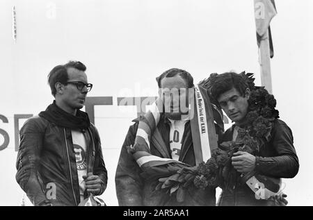 TT Assen 1967 Huling 500 cc. Mike Hailwood et Giacomo Agostini ensemble dans une couronne. Liens Bert Oosterhuis (Best Néerlandais) Date: 24 Juin 1967 Lieu: Assen, Drenthe Mots Clés: Motorsport Nom Personnel: Agostini, Giacomo, Hailwood, Mike, Oosterhuis, Bert Banque D'Images