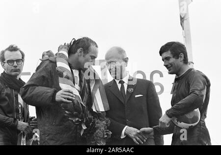 TT Assen 1967 Huling 500 cc. Mike Hailwood (avec couronne) et Giacomo Agostini. Liens Bert Oosterhuis (Best Néerlandais) Date: 24 Juin 1967 Lieu: Assen, Drenthe Mots Clés: Motorsport Nom Personnel: Agostini, Giacomo, Hailwood, Mike, Oosterhuis, Bert Banque D'Images